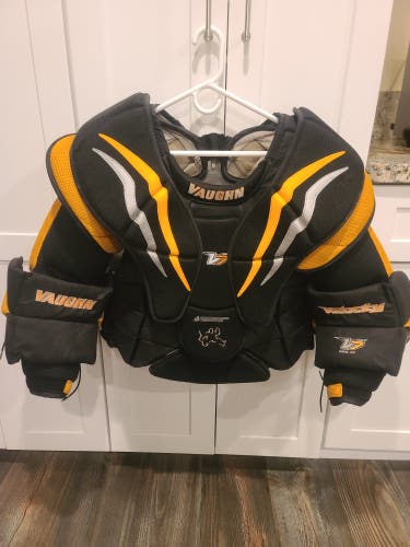 Used Medium Vaughn Velocity V7 XF Pro Carbon Goalie Chest Protector