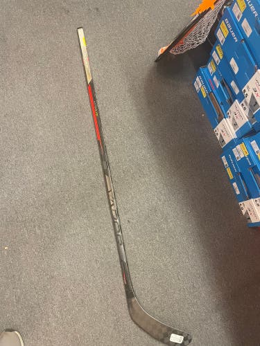 New Right Handed P28 77 Flex Vapor Hyperlite Hockey Stick
