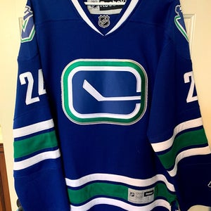 Vancouver Canucks alternate Darcy Hordichuk jersey