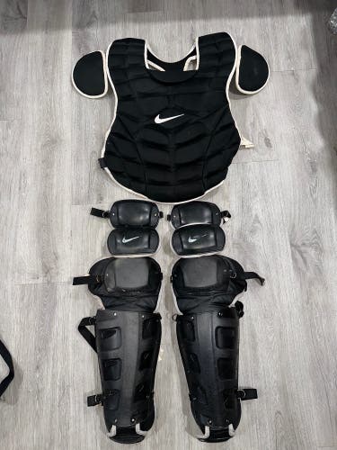 Nike Catchers Gear Set