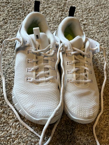White Youth Used Women's Size 7.0 (Women's 8.0) Nike Shoes