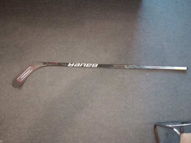 New Senior Bauer Right Handed Vapor Hyperlite Hockey Stick P28