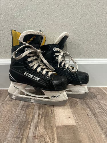 Junior Bauer Regular Width  Size 1 Supreme S150 Hockey Skates
