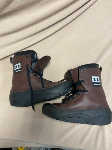 Men's Used Size 11 (Women's 12) Naked shark modes Snowboard Boots