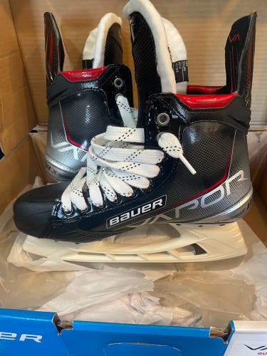New Senior Bauer Vapor 3X Hockey Skates size 8.5 fit 1