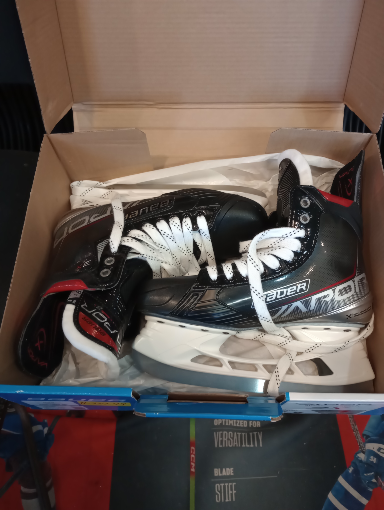 New Senior Bauer Vapor 3X Hockey Skates size 9.5 fit 1