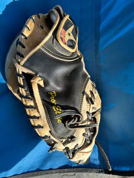 Used All Star Right Hand Throw CM3000SBT Catcher's Glove 33.5"