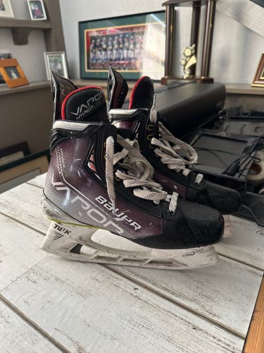 Used Bauer Wide Width   8 Vapor Hyperlite Hockey Skates
