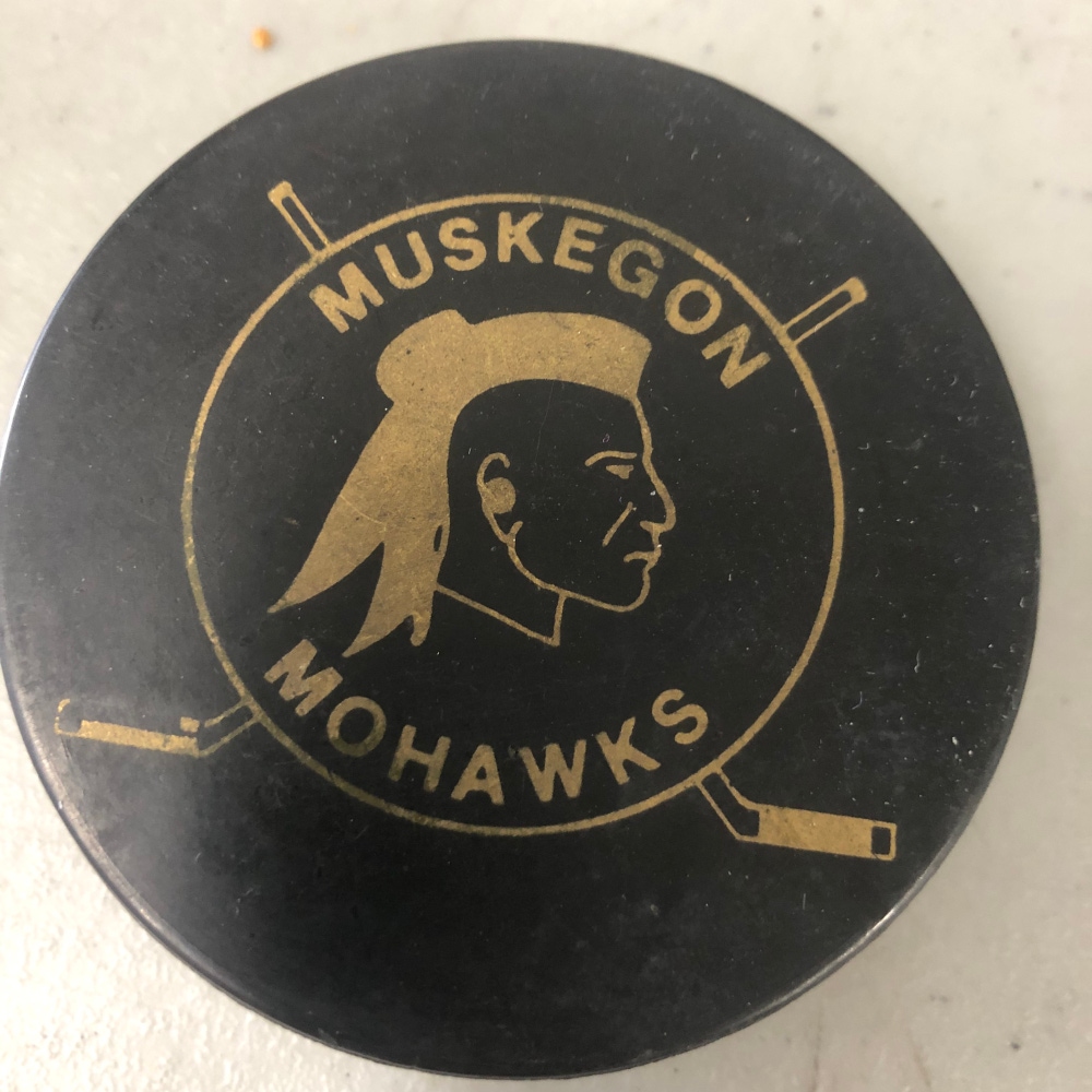 Muskegon Mohawks puck (IHL)