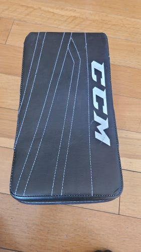 Used CCM Regular Extreme Flex II 760 Junior Blocker