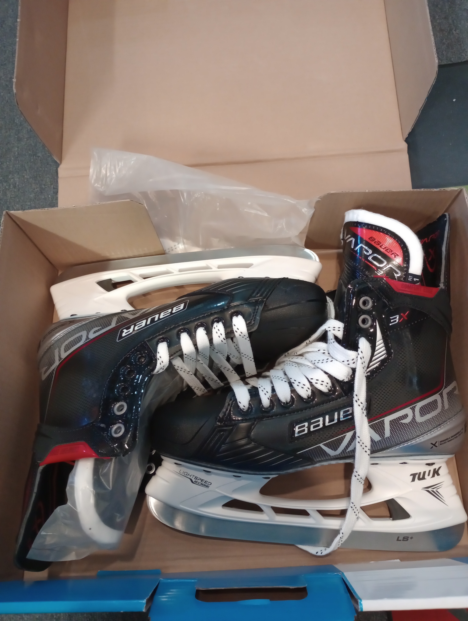 New Senior Bauer Vapor 3X Hockey Skates size 9.5 fit 1