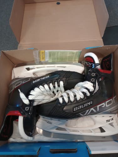 New Senior Bauer Vapor 3X Hockey Skates size 10 fit 1