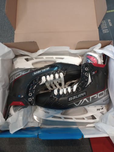 New Senior Bauer Vapor 3X Hockey Skates size 11 fit 1