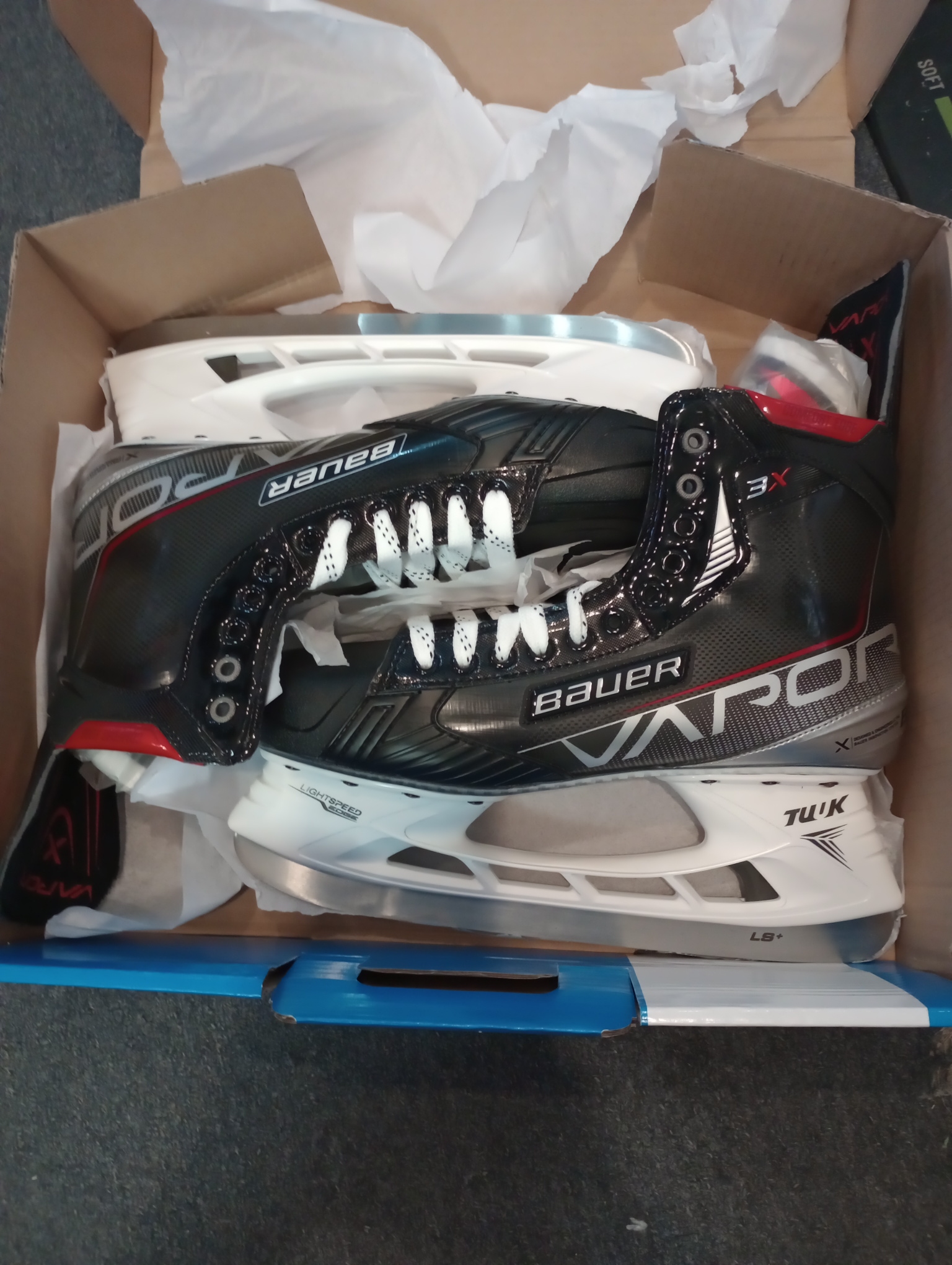 New Senior Bauer Vapor 3X Hockey Skates size 12 fit 1