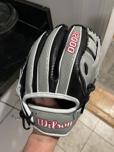New 2022 Right Hand Throw 11.5" A2000 Baseball Glove