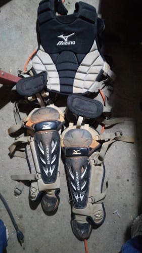 Used Mizuno Catcher's Set