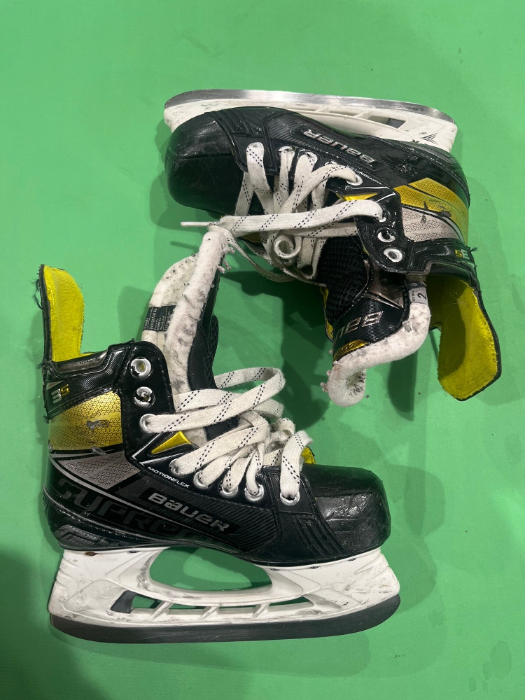 Used Junior Bauer Supreme 3S Hockey Skates Regular Width Size 2