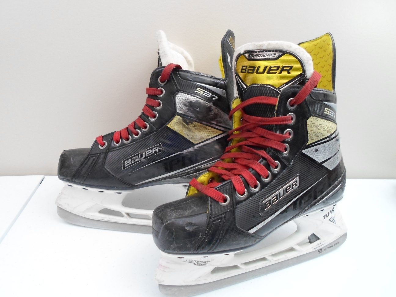 Intermediate Used Bauer Supreme S37 Hockey Skates Regular Width Size 5 D