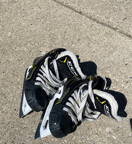 CCM  Super Tacks 9380 Junior Goalie Skates sz 2