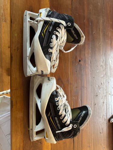 Used Intermediate Bauer Supreme Hockey Skates Regular Width Size 4.5