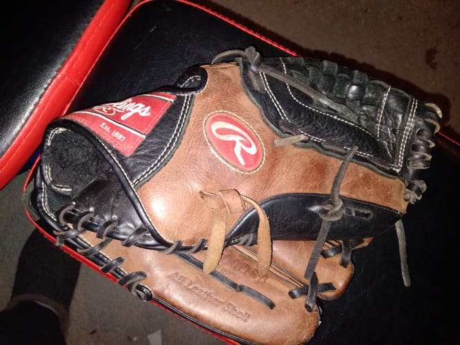 Used Rawlings Right Hand Throw Outfield D1200DBB Baseball Glove 12"