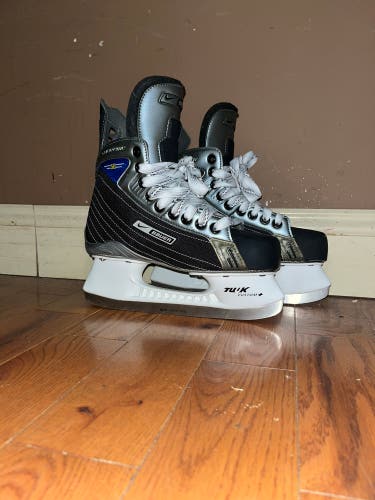 Junior / Intermediate Bauer Supreme 50 Ice Hockey Skates Size 4 D Regular Width Shoe size 5 US