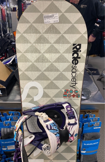 154cm Ride Society with Flow snowboarding bindings Used Women's Snowboard 154 cm
