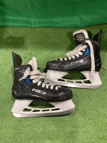 Used Intermediate Bauer Vapor VOLT Hockey Skates Regular Width Size 5