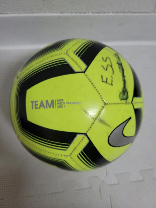 Used Nike Pitch Team Ball 4 Soccer Balls