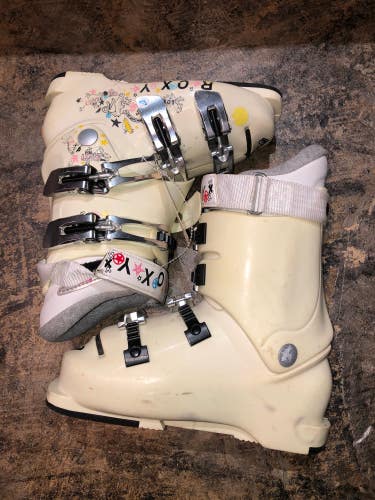 Used Kid's Roxy Ski Boots (Mondo 22.5 268mm)