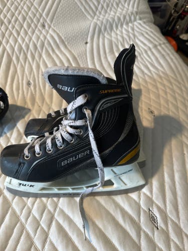 Senior Bauer Wide Width  8 Supreme One20 Hockey Skates