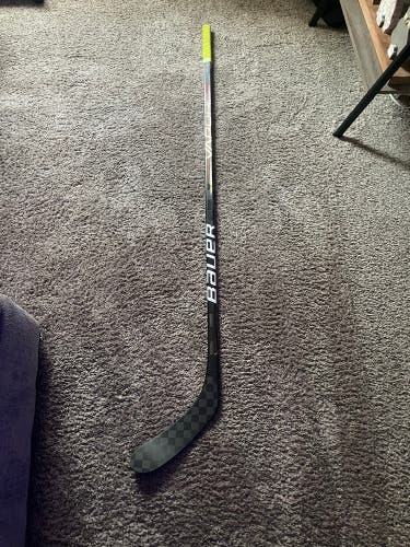 Used Right Handed P28 Vapor Hyperlite Hockey Stick