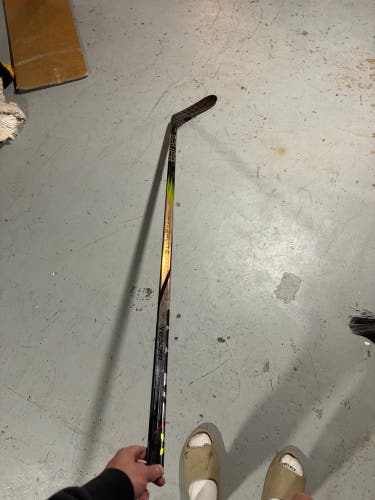 BRAND NEW BAUER VAPOR HYPERLITE 2 , 77 FLEX P28 RIGHT HANDED