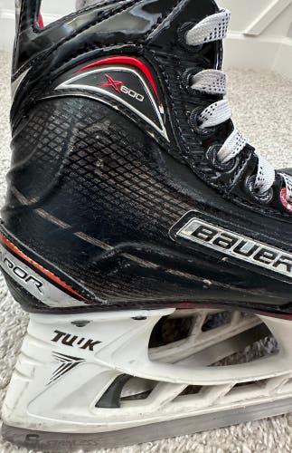 Junior Bauer Extra Wide Width Size 1.5 Vapor X600 Hockey Skates