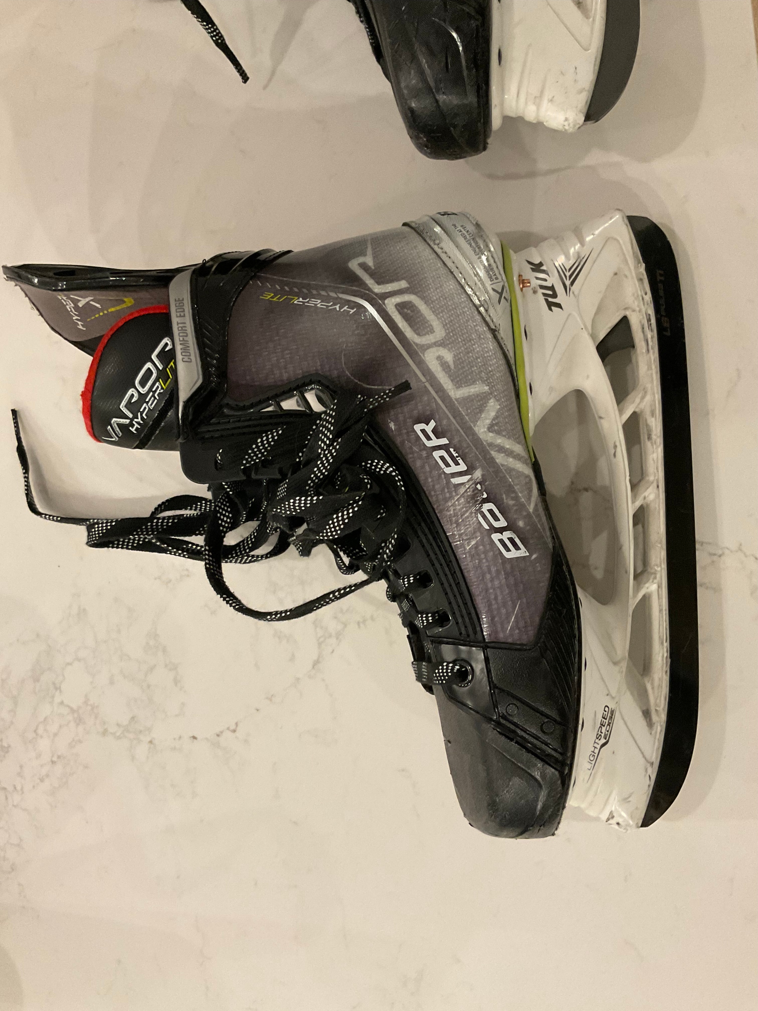 Senior Used Bauer Vapor Hyperlite Hockey Skates Size 10 Fit 2