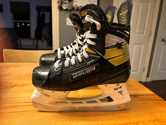 Youth Bauer Extra Wide Width Size 3 Supreme Ignite Pro+ Hockey Skates