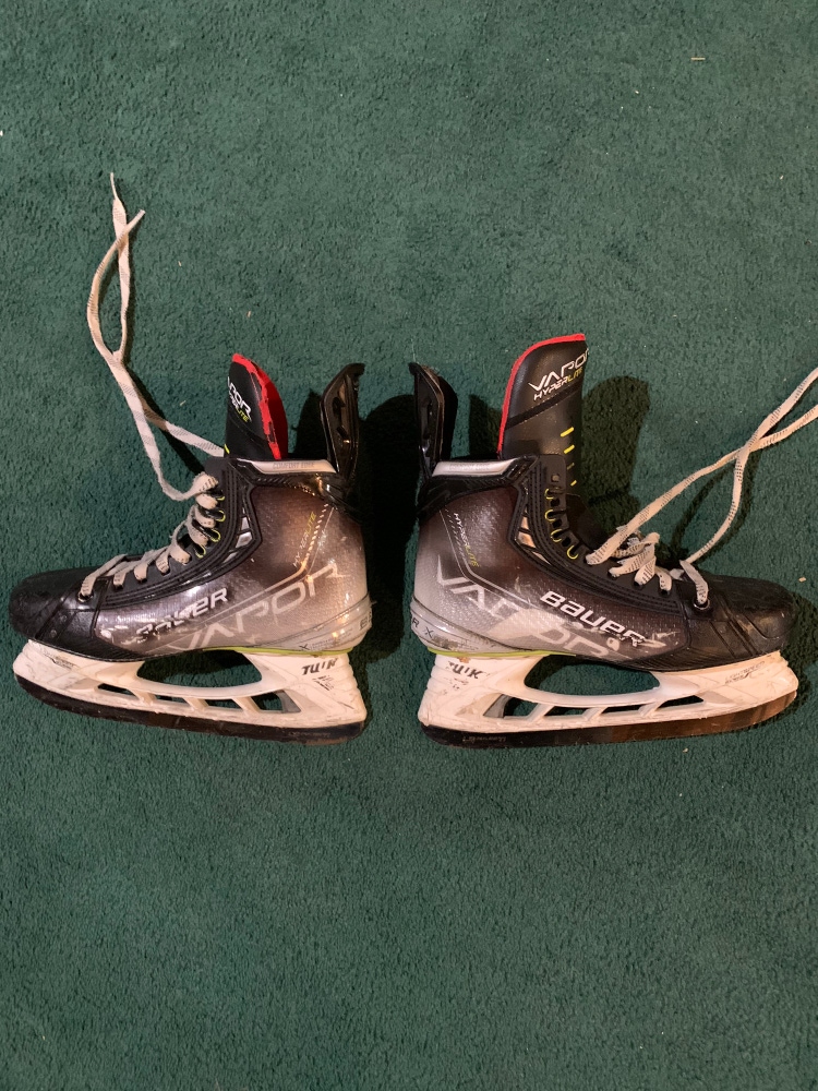 Used Bauer Regular Width   8.5 Vapor Hyperlite Hockey Skates