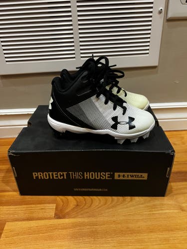 New Under Armour Leadoff Mid Size 11Y Baseball Cleat