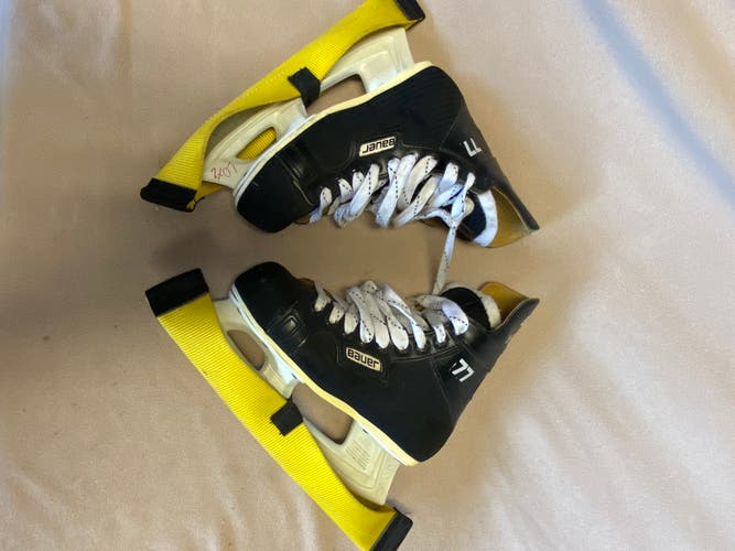 Intermediate Used Bauer International Hockey Skates Regular Width Size 5