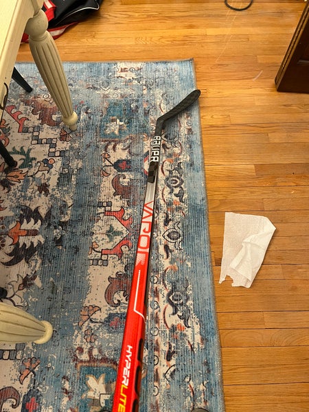 Senior Right Handed P28M Vapor Hyperlite Hockey Stick