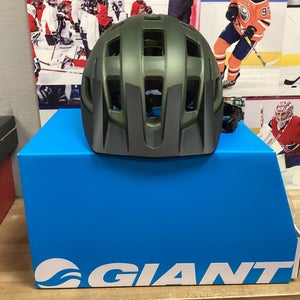 New Giant Path Bike Helmet Medium-Large Green