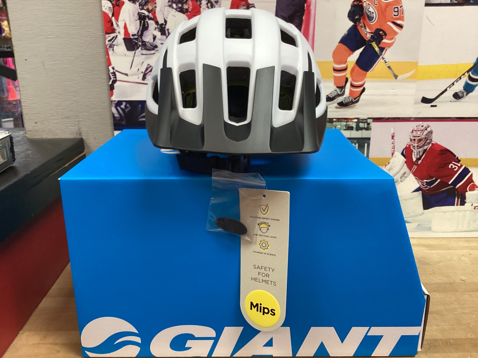 New Giant Path Bike Helmet Small-Medium White