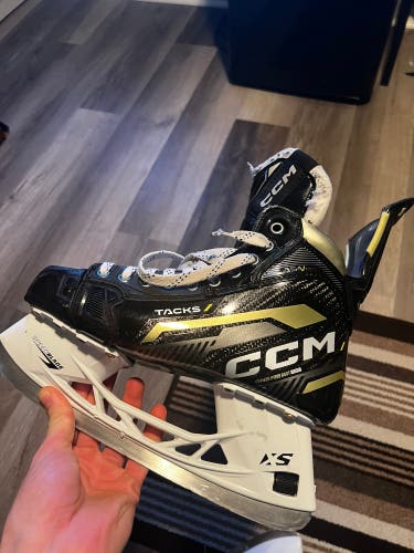 Used CCM 7 AS-V Pro Hockey Skates