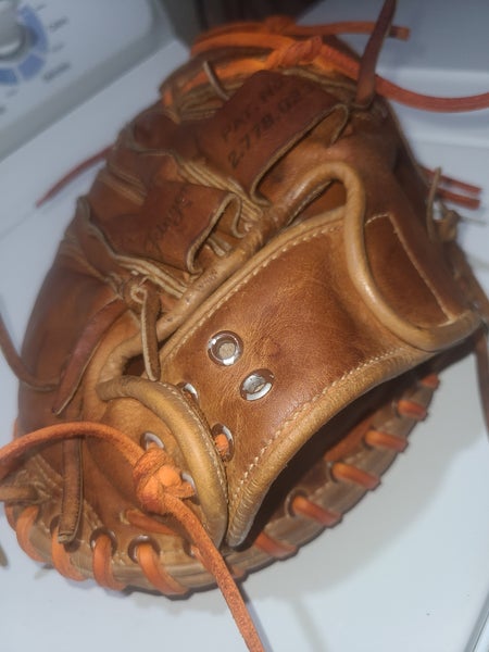 Used Right Hand Throw Nokona Catcher s Baseball Glove 33