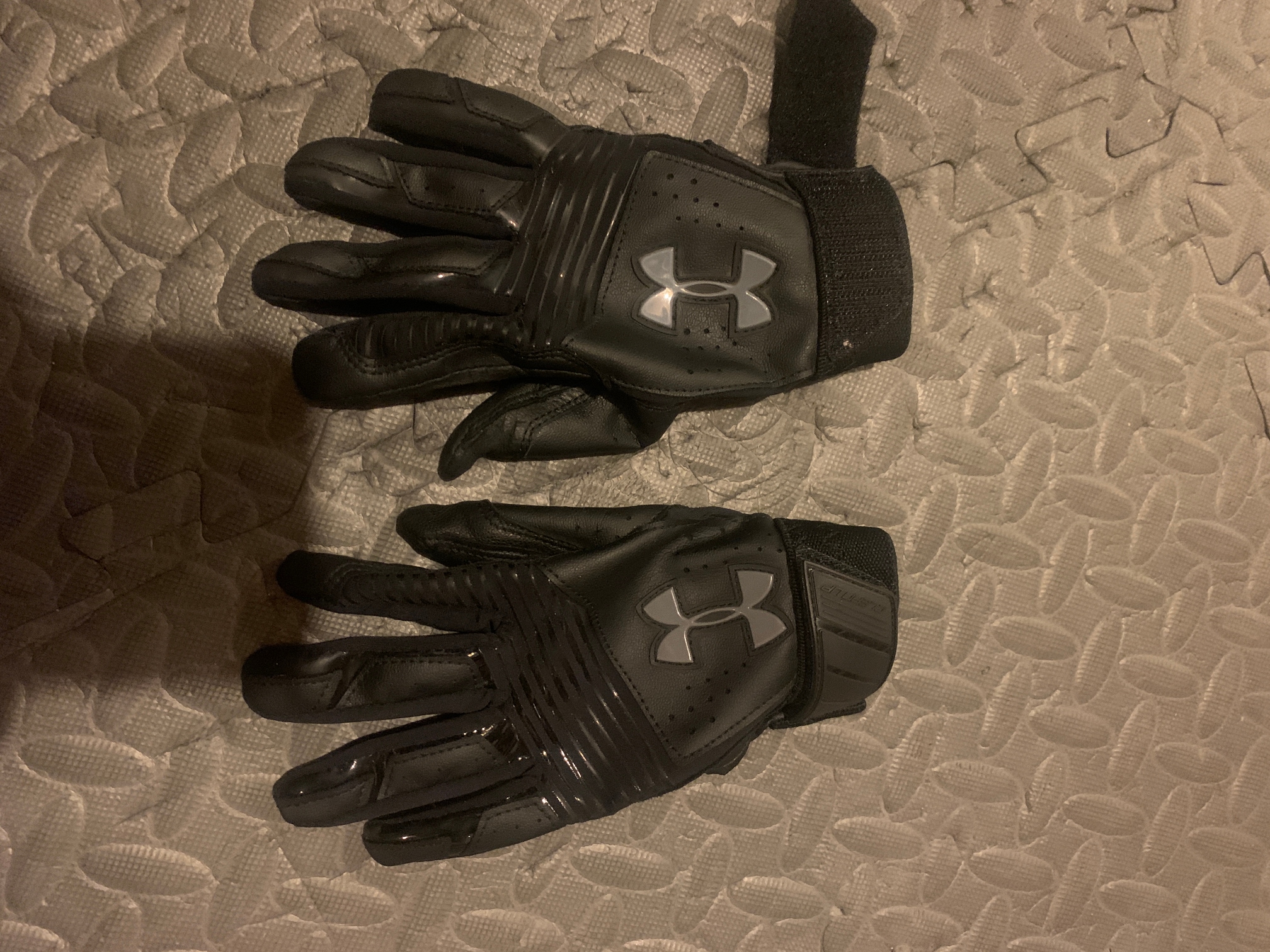 Baseball- Used Under Armour Batting Gloves Youth small