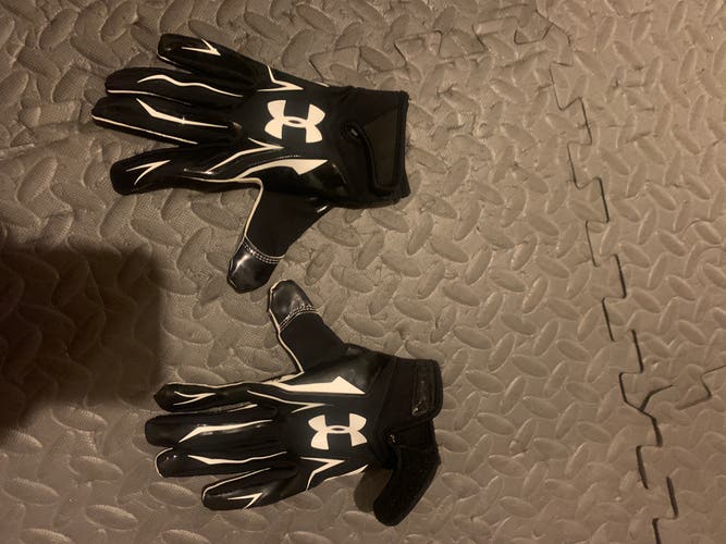 Football-Black Used Adult Small Under Armour wide receiver Gloves