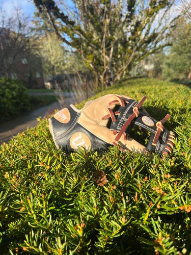 Like New Infield 11.75" A2000 Baseball Glove