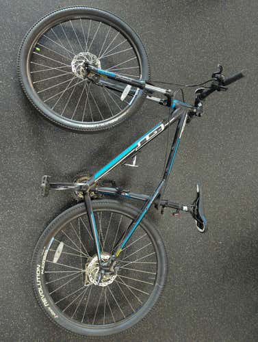 Used Gt Karakdram 43-47cm - 17-18" - Md Frame 27 Speed Men's Bikes