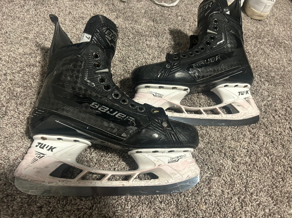 Senior Bauer Mach skates Size 7