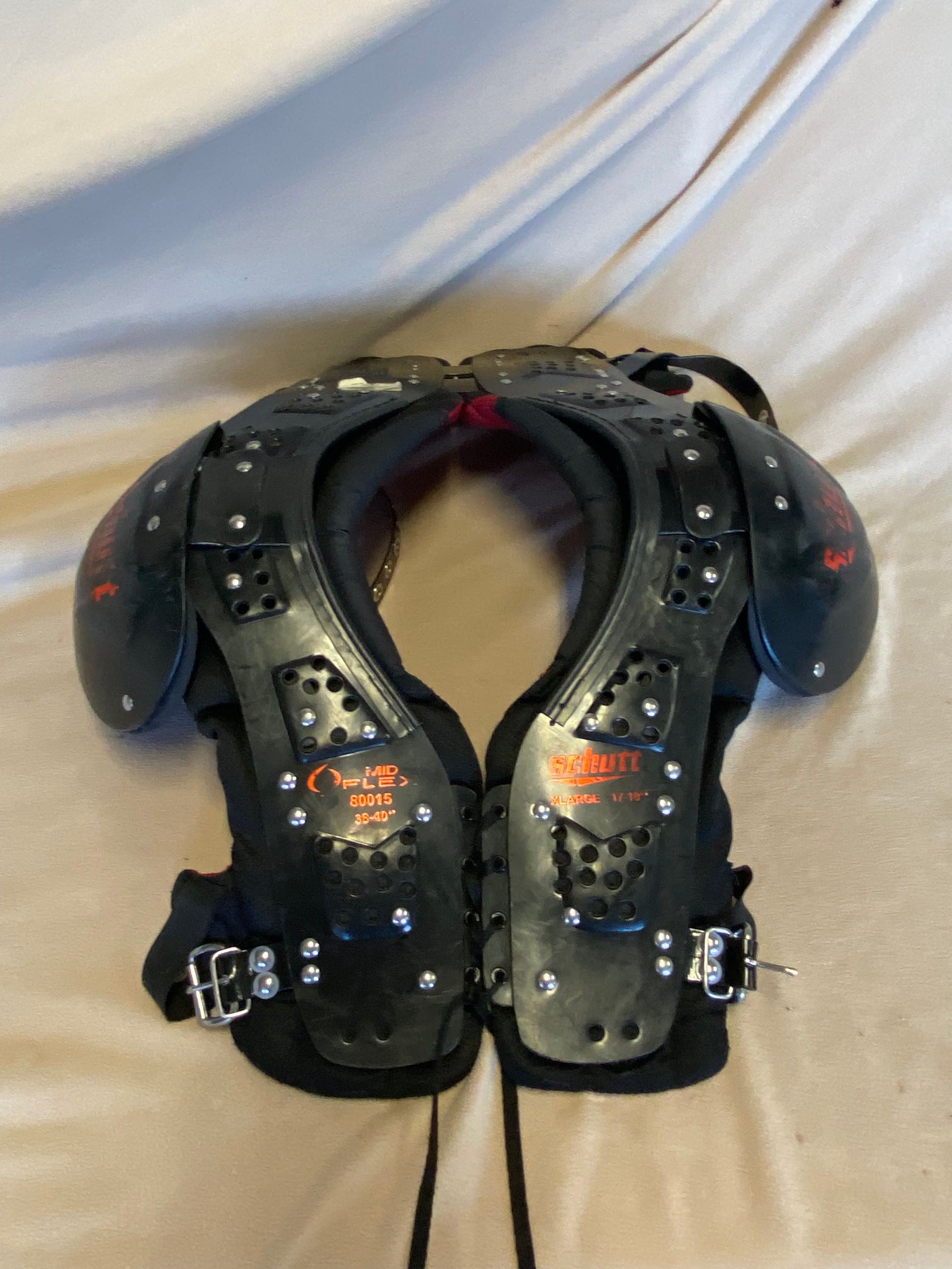 Used Adult Extra Large Schutt Midflex Shoulder Pads